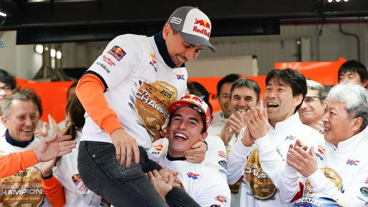 Marc Márquez celebra con Jorge Lorenzo la conquista del título de escuderias y su despedida.