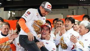 Marc Márquez celebra con Jorge Lorenzo la conquista del título de escuderias y su despedida.