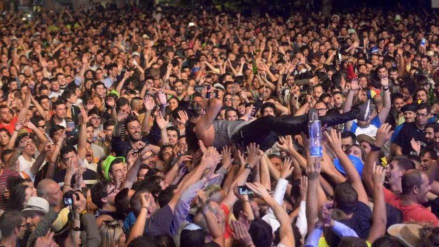 El cantante de Heredeiros da Crus, durante su concierto del año pasado en Cambados. // Noé Parga