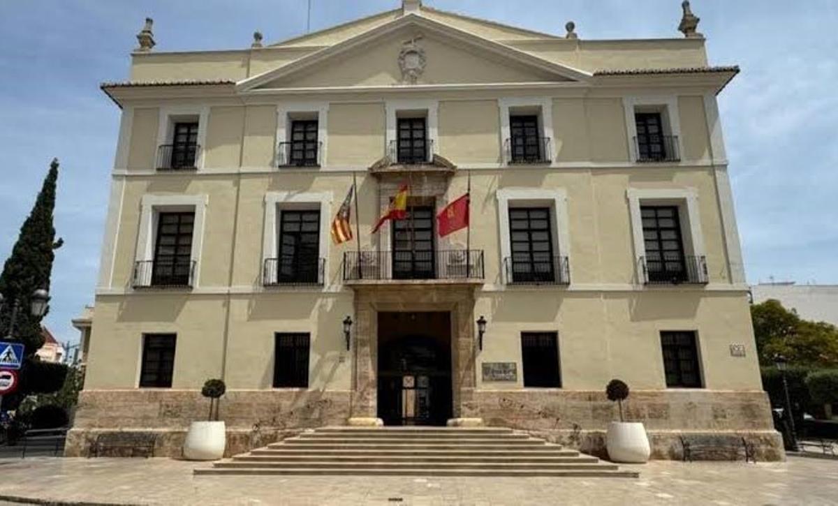 La fachada del ayuntamiento de Paterna.