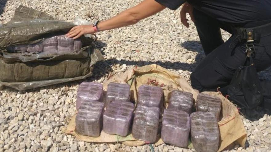 Tres fardos diferentes con droga han sido hallados en la costa alicantina en escasos días. En la imagen, el de la playa de San Juan.