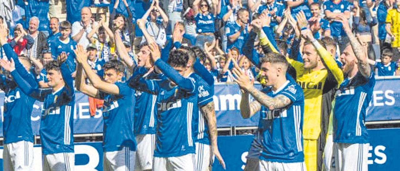 El Real Oviedo celebra ante su afición la victoria ante el Mirandés.