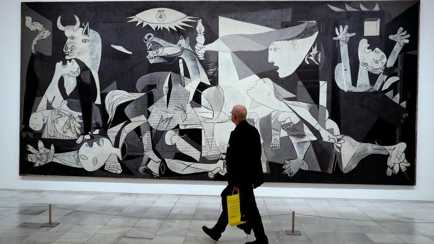 Imagen de archivo de un visitante pasa frente al Guernica, en el Museo Reina Sofía de Madrid. EFE/Chema Moya