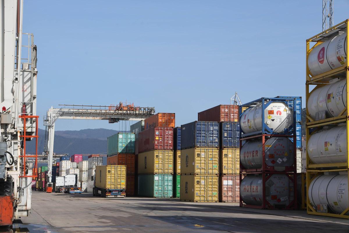 Contenedores en el muelle de Guixar del Puerto de Vigo.