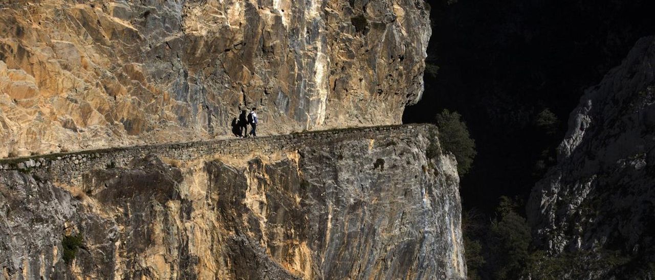 Un excursionista en la Ruta del Cares.