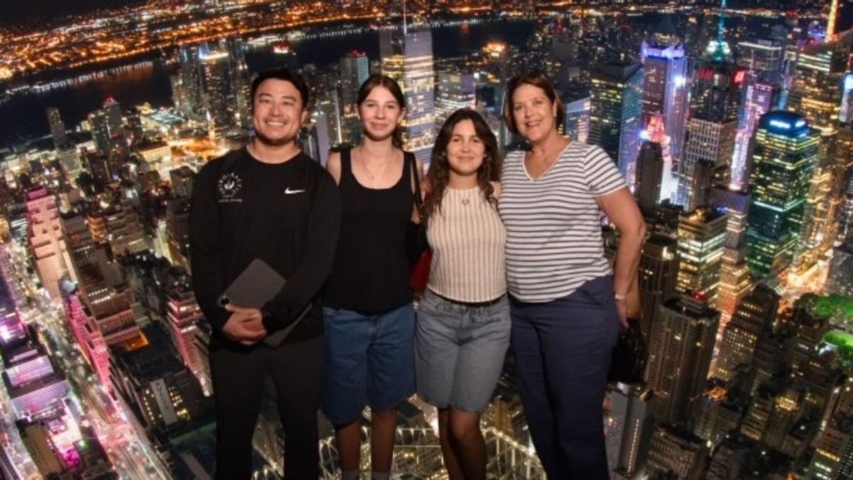 María de la Iglesia (segunda por la derecha), con su familia de acogida en la visita que hicieron a Nueva York. | CEDIDA