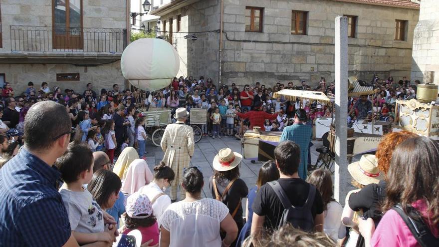 Las calles de Redondela llenas de público para disfrutar de los títeres, en la pasada edición. / Alba Villar