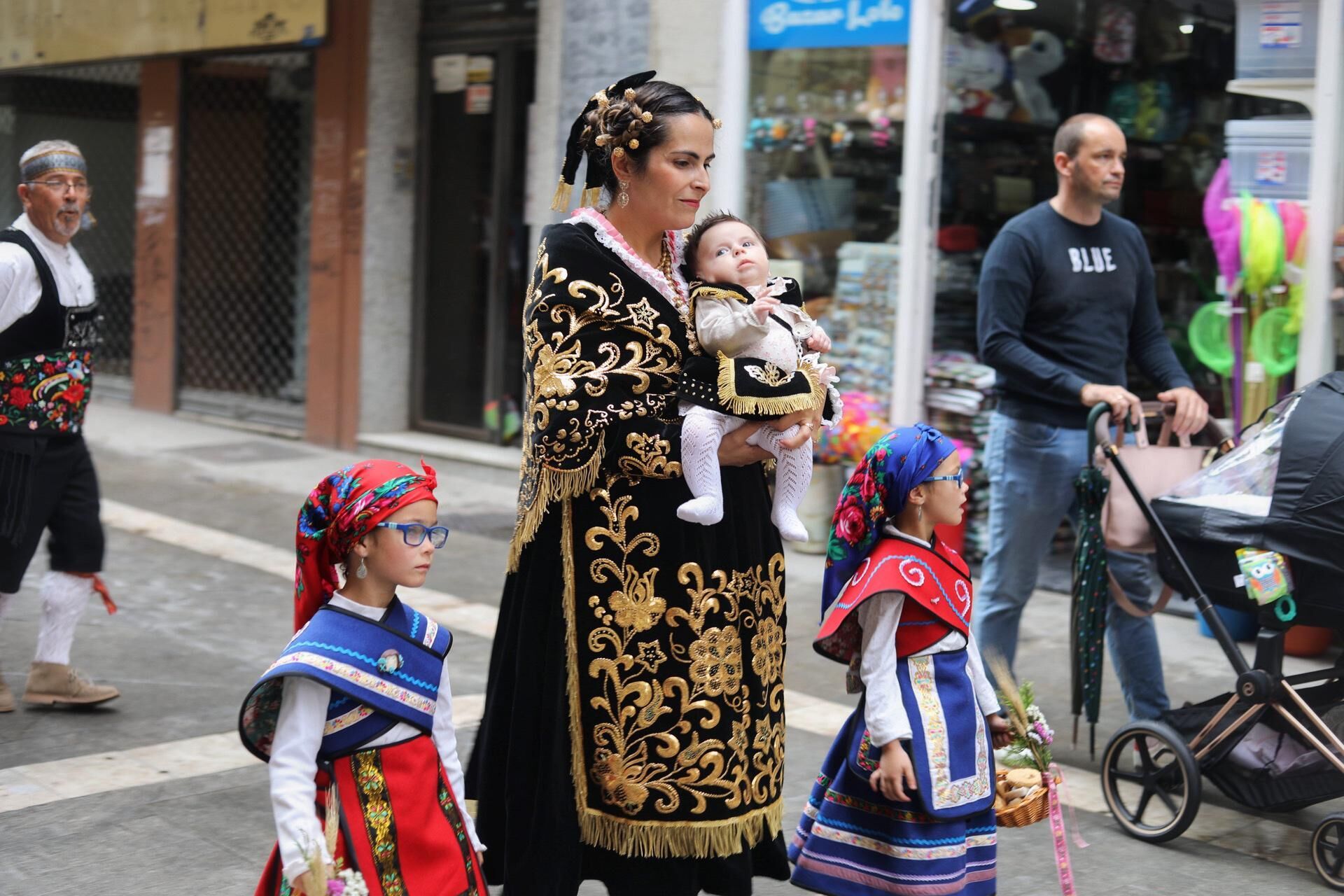 GALERÍA | Desfile de indumentaria tradicional de Zamora en San Pedro