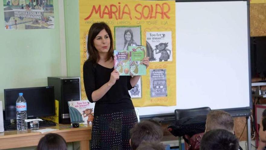 María Solar, con los alumnos de quinto de Primaria del colegio A Torre de A Illa. // Noé Parga