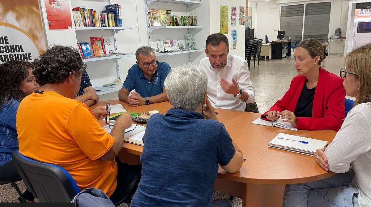 El candidato del PSOE de Elche intercambia opiniones con los vecinos
