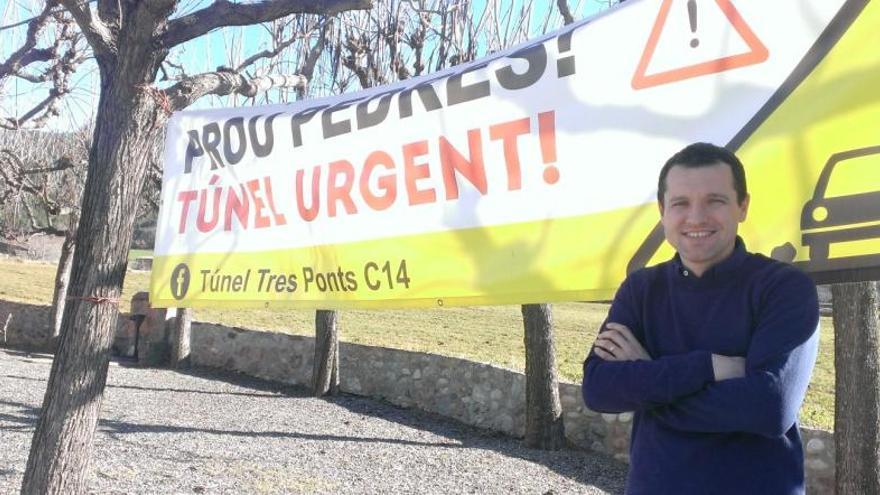 Ordeig davant una pancarta reclamant la construcció del túnel.