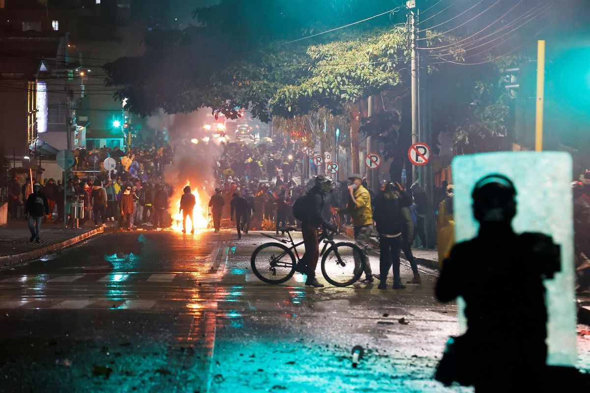 Antidisturbios se enfrentan a manifestantes que llegan al barrio donde tiene su residencia el presidente de Colombia Iván Duque, durante una jornada de protestas contra la reforma tributaria, hoy en Bogotá.