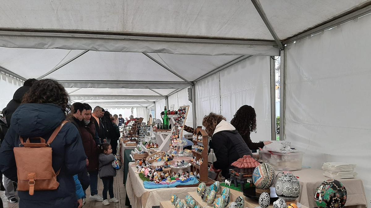 VÍDEO: Siero ya vende sus primeros Güevos Pintos el Mercau Polesu