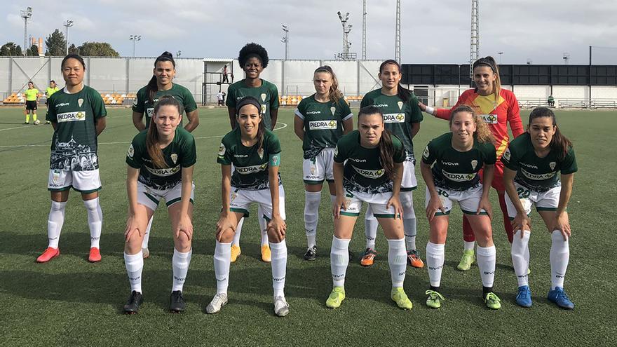 Formación del Córdoba CF Femenino en la Ciudad Deportiva de Paterna en Valencia.