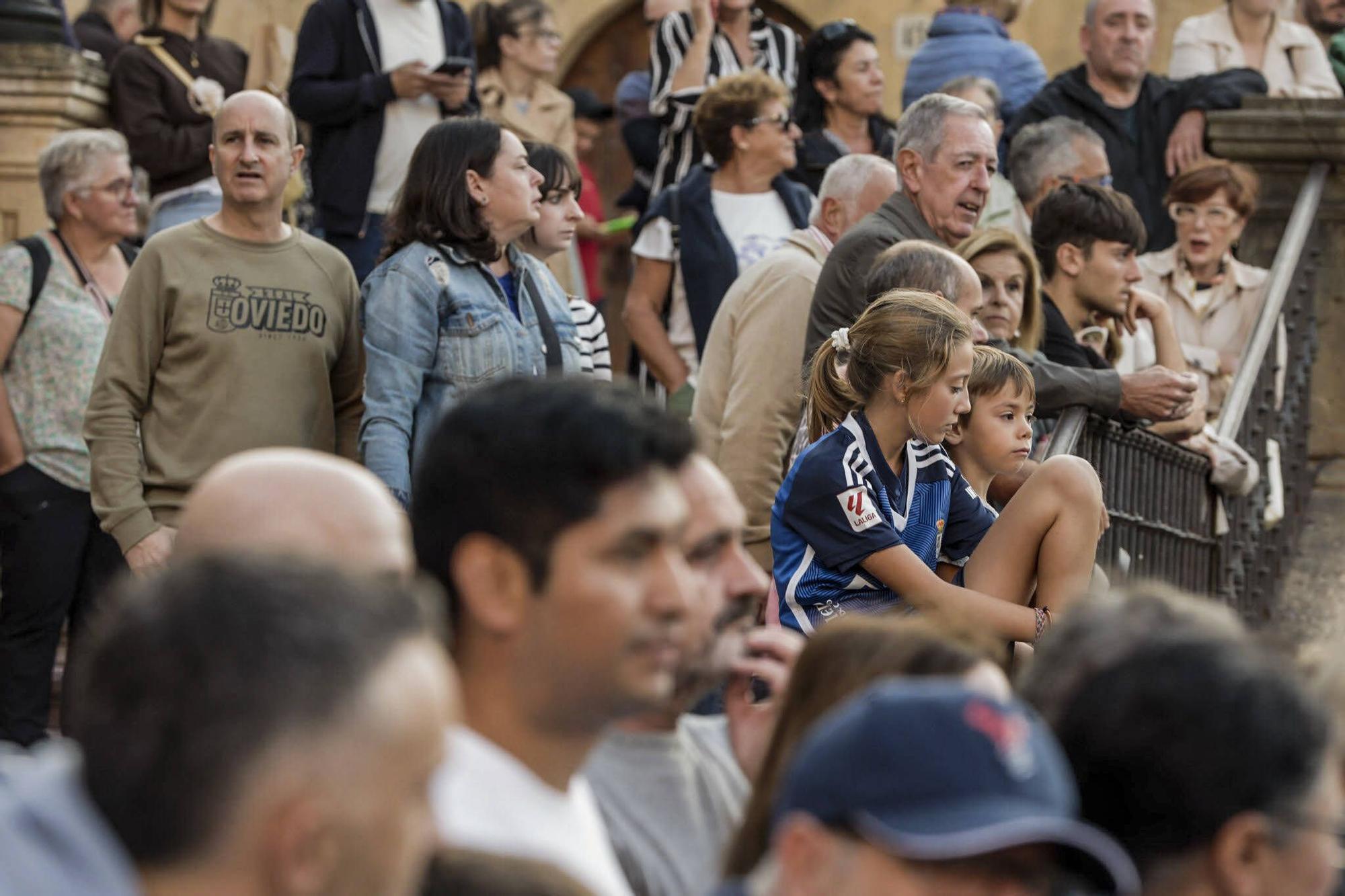 Locura azul en Oviedo: así fue la entrega de los nuevos coches a la plantilla en la plaza de la Catedral