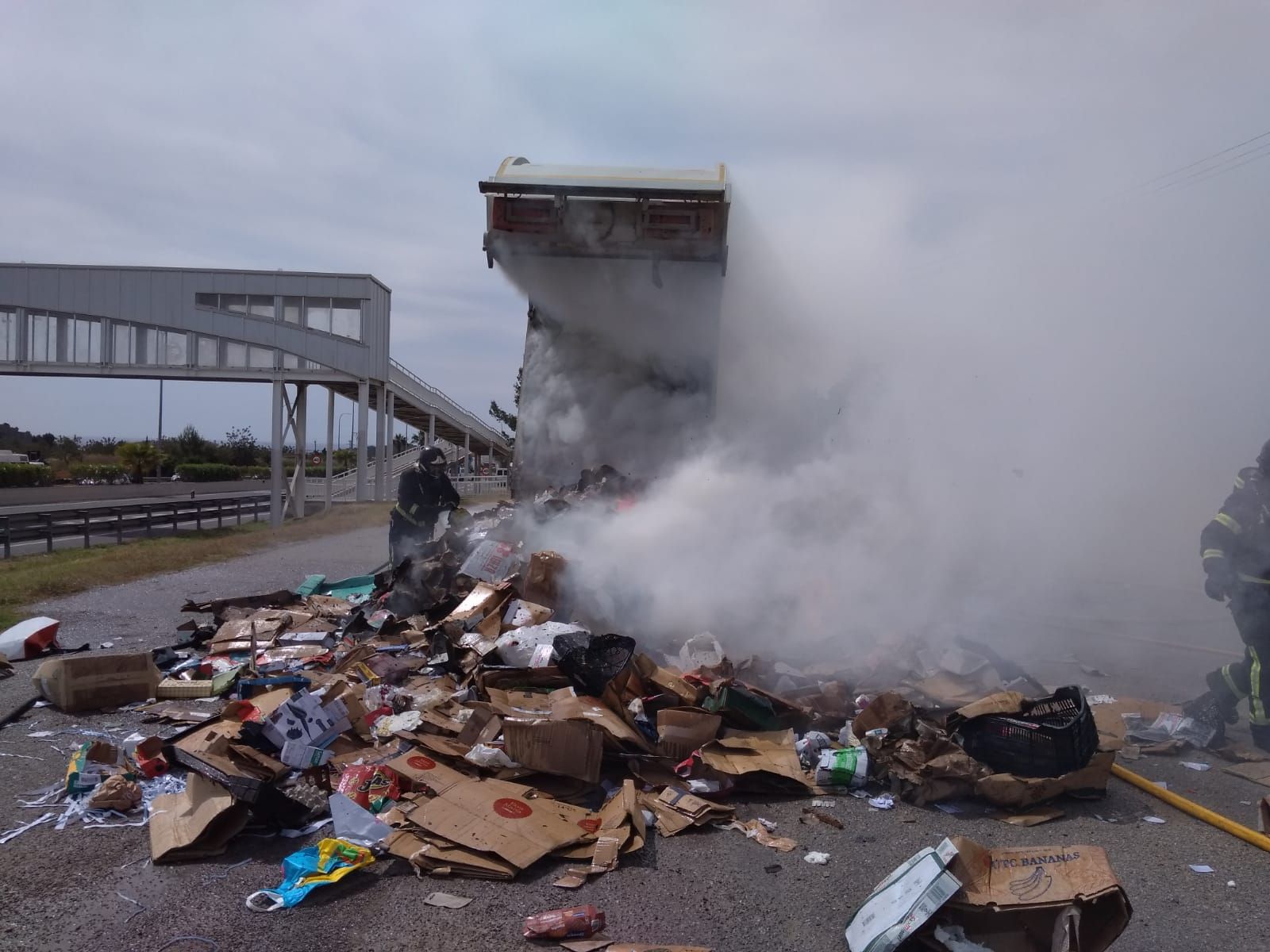 Arde un camión de la basura mientras recogía los residuos de papel en Ibiza