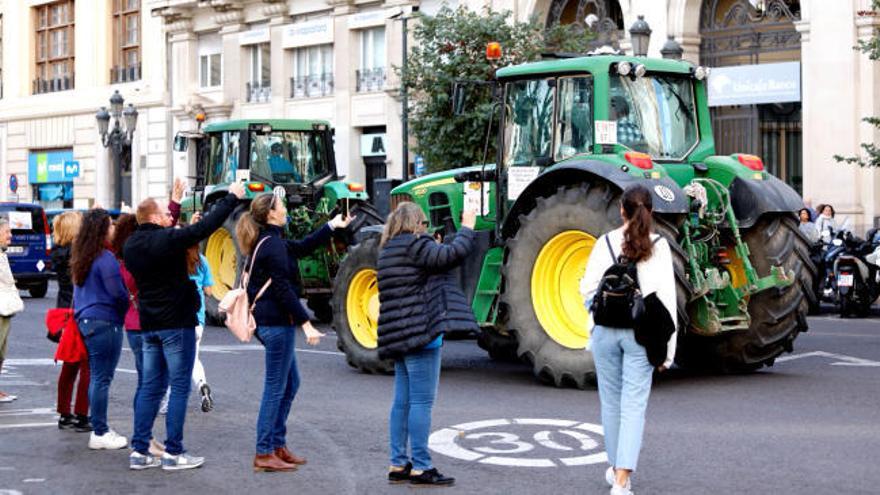 Protesta de tractores en València en contra de la modificación de la CV-500