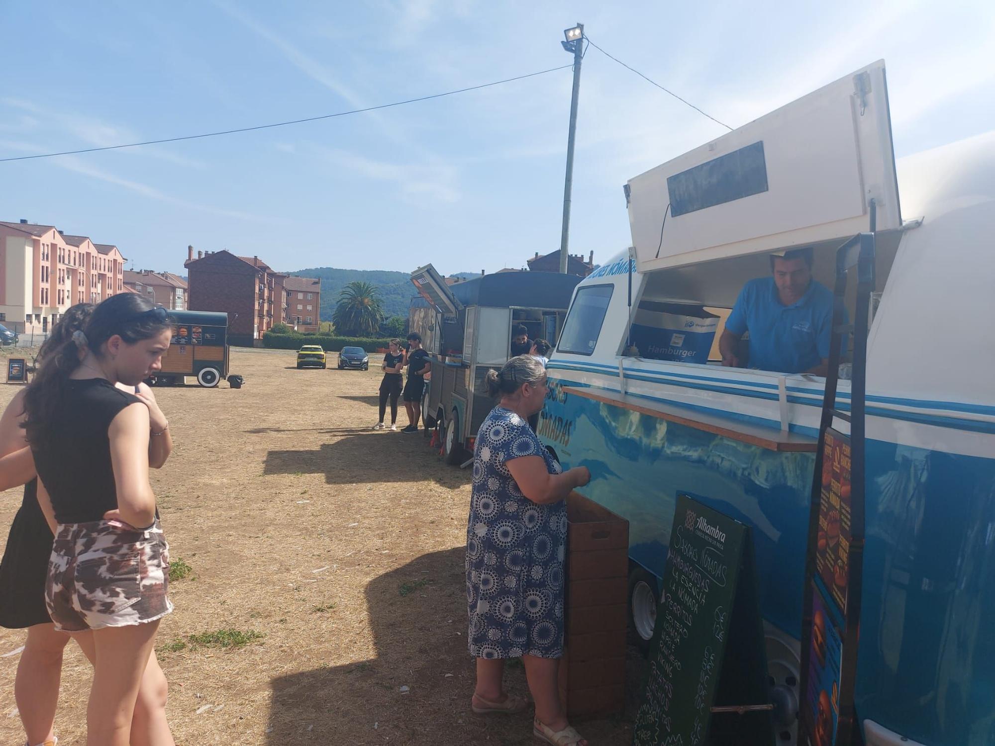 En imágenes: Salas estrena su primera quedada de foodtrucks