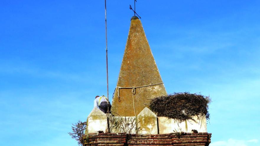 Comienzan las obras de restauración del campanario de la iglesia de Monesterio