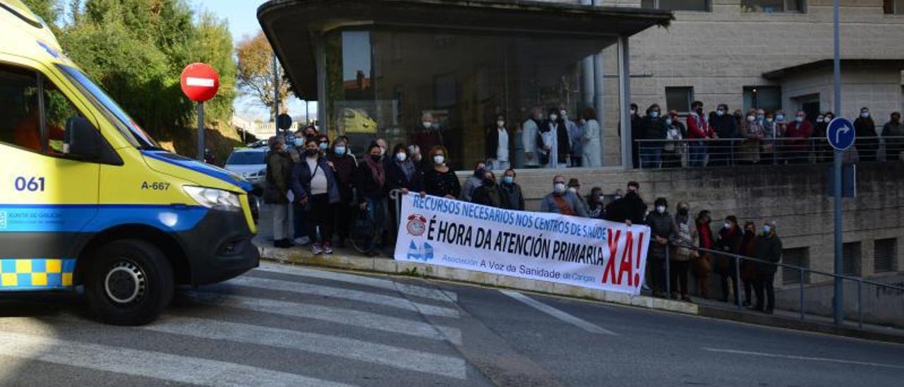 Concentración, ayer, por la atención primaria en Cangas.   | G.N.