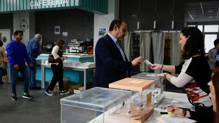 El exministro José Luis Ábalos acude a votar en València