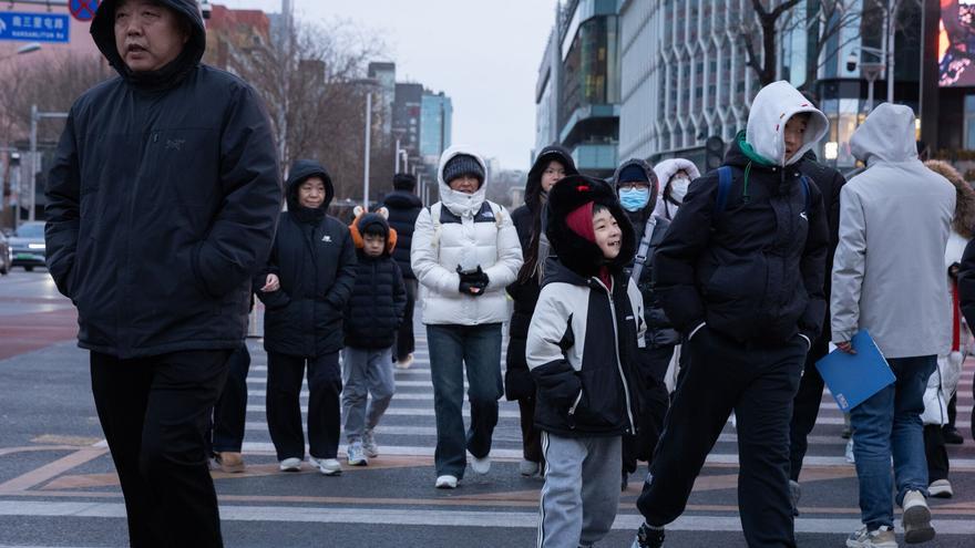 La población china suma cuatro años de contracciones y sufre la tasa de natalidad más baja desde 1949