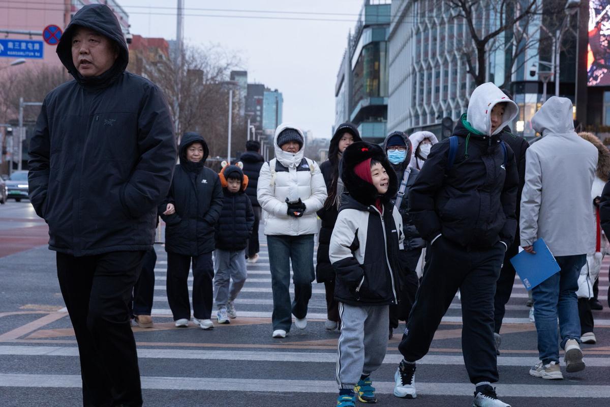 Ciudadanos chinos cruzan un paso de cebra en Pekín, este lunes.