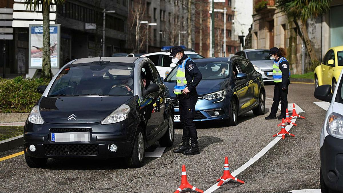 La Policía Local de Pontevedra, en un control perimetral. |   // G.S.