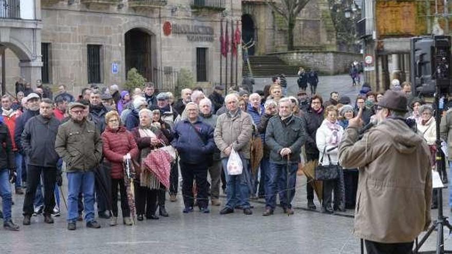 Arturo González, dirigiéndose a los concentrados, ayer, en El Parche.