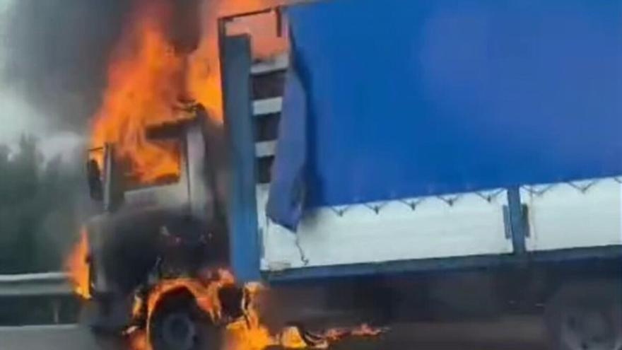 Un camión se incendia en la A-7 a la altura de Rafelbunyol