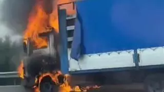 Un camión se incendia en la A7 a la altura de Rafelbunyol