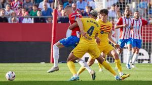 Dovbyk luchando con Araujo y Cubarsí por un balón en el Girona - Barça
