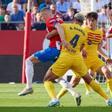 Dovbyk luchando con Araujo y Cubarsí por un balón en el Girona - Barça
