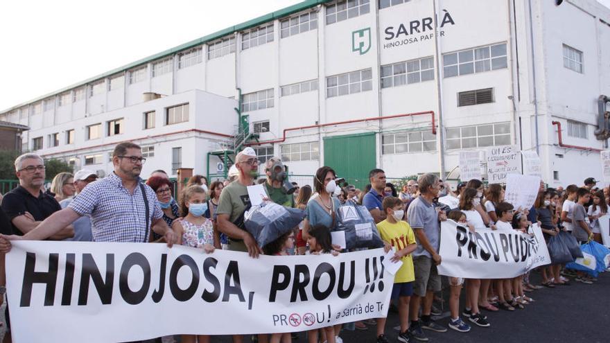 Veïns manifestant-se per les males olors que genera la fàbrica Hinojosa.