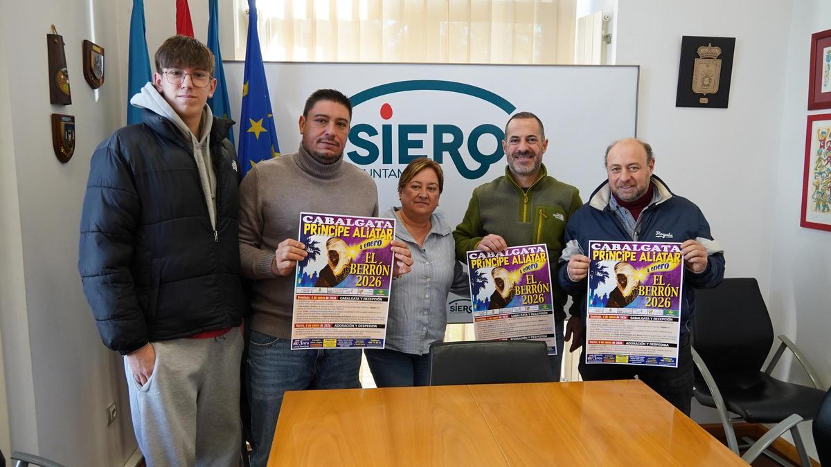 Por la izquierda, Aarón y Marcos Salazar, Ana Nosti, Ángel García y Jairo Junco, este viernes, durante la presentación de los actos en el Ayuntamiento de Siero.