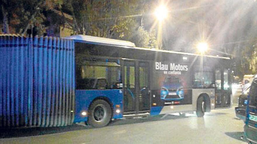 Un autobús de la EMT provoca retenciones en la Revetlla