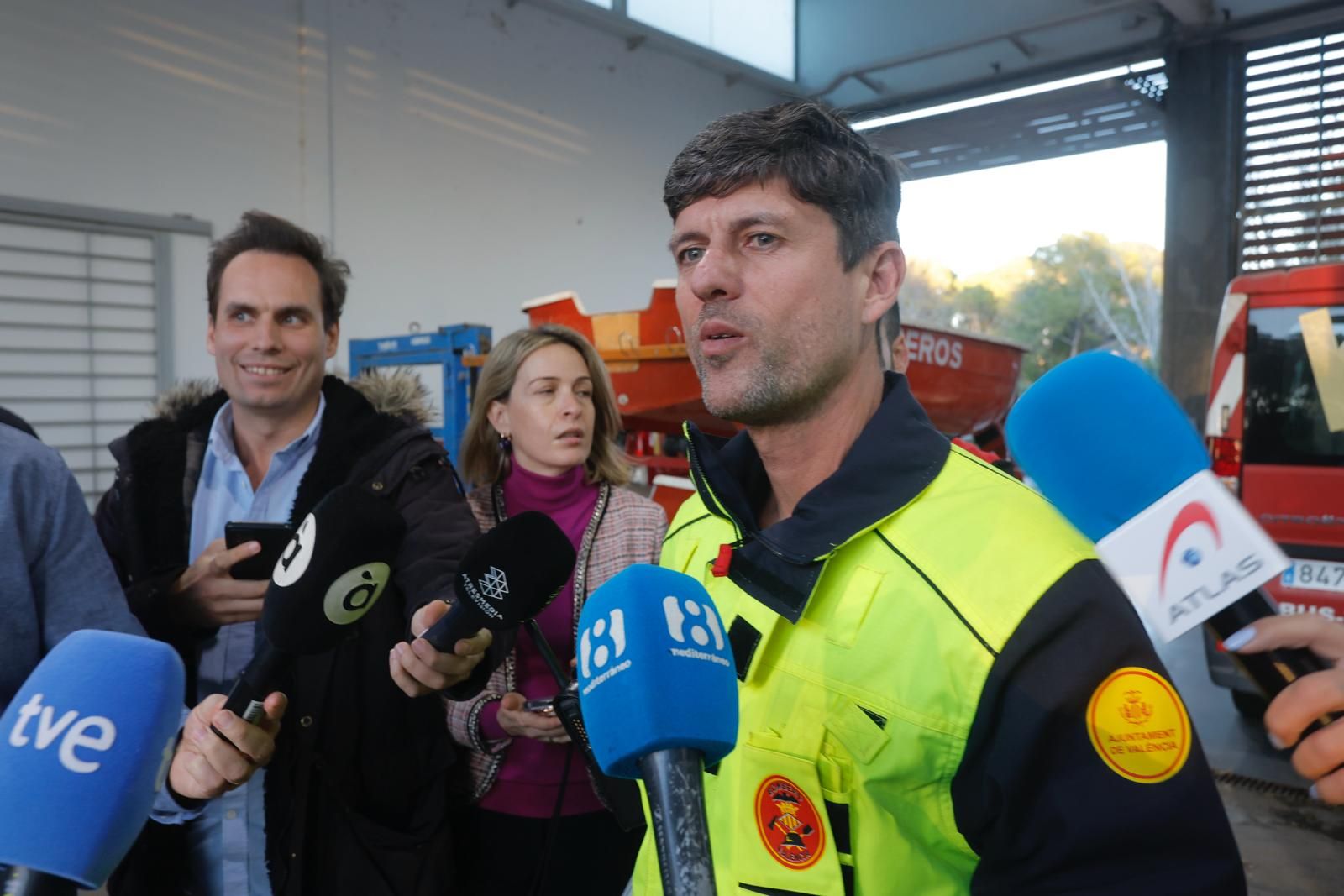 Emilio Gisbert, inspector jefe de bomberos: "La evolución es favorable, pero todavía no podemos dar el incendio por controlado"