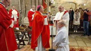 El arzobispo de Santiago ordena en Fisterra al diácono permanente Ignacio Delgado Izarra