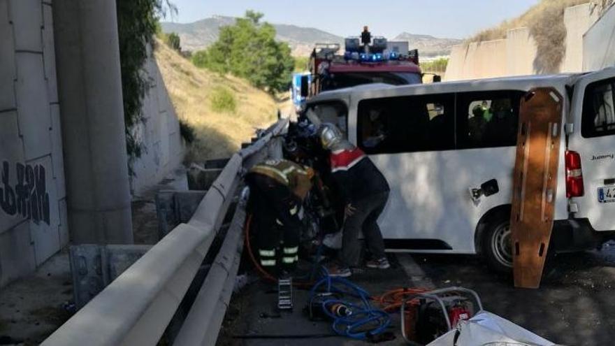 Los bomberos extrayendo al conductor de la furgoneta.