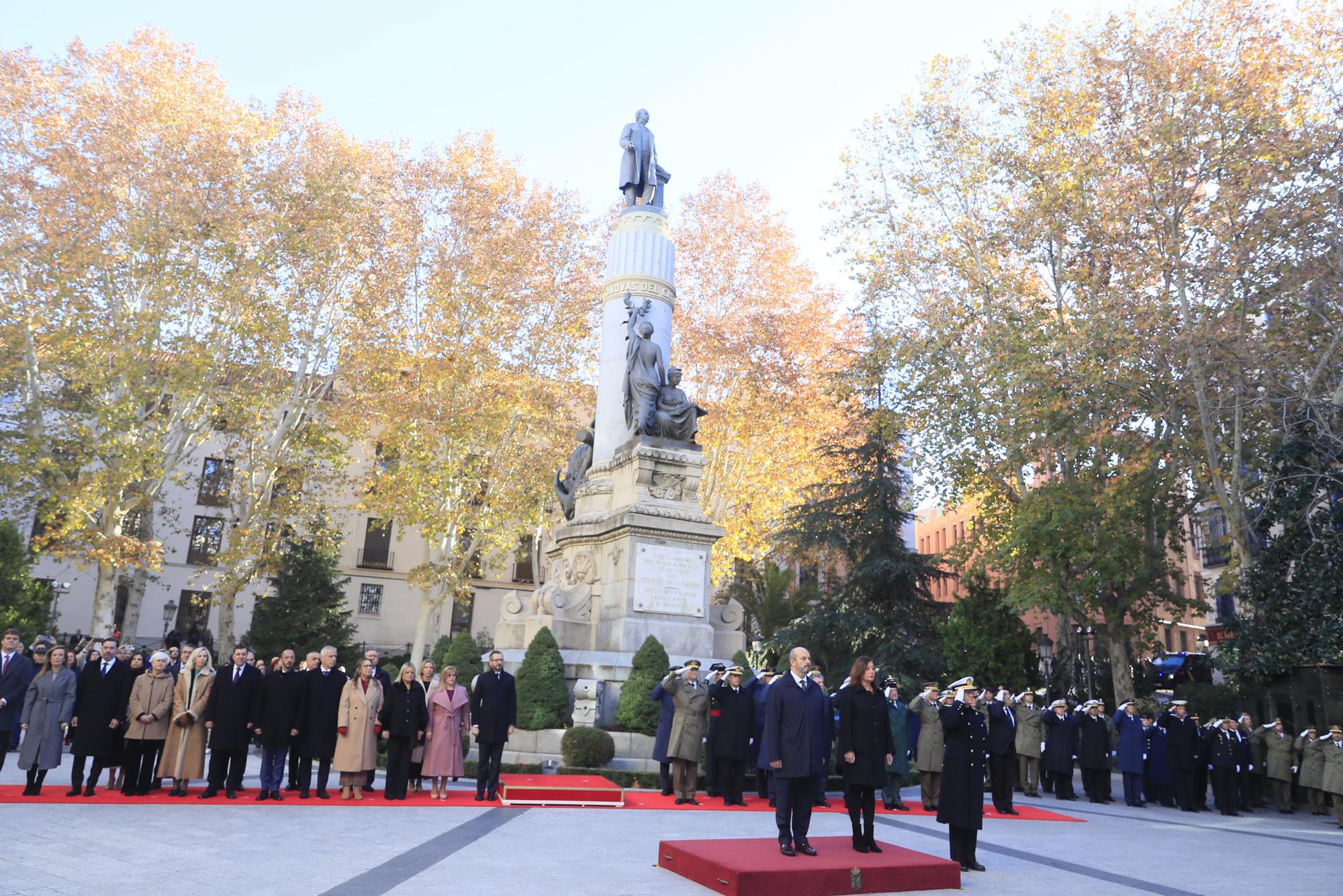 Ceremonia de izado de la bandera frente al Senado