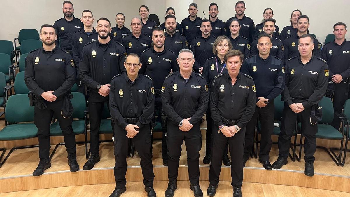 Los 24 nuevos oficiales de la Jefatura Superior de Policía de Baleares recibidos este martes por la cúpula policial.