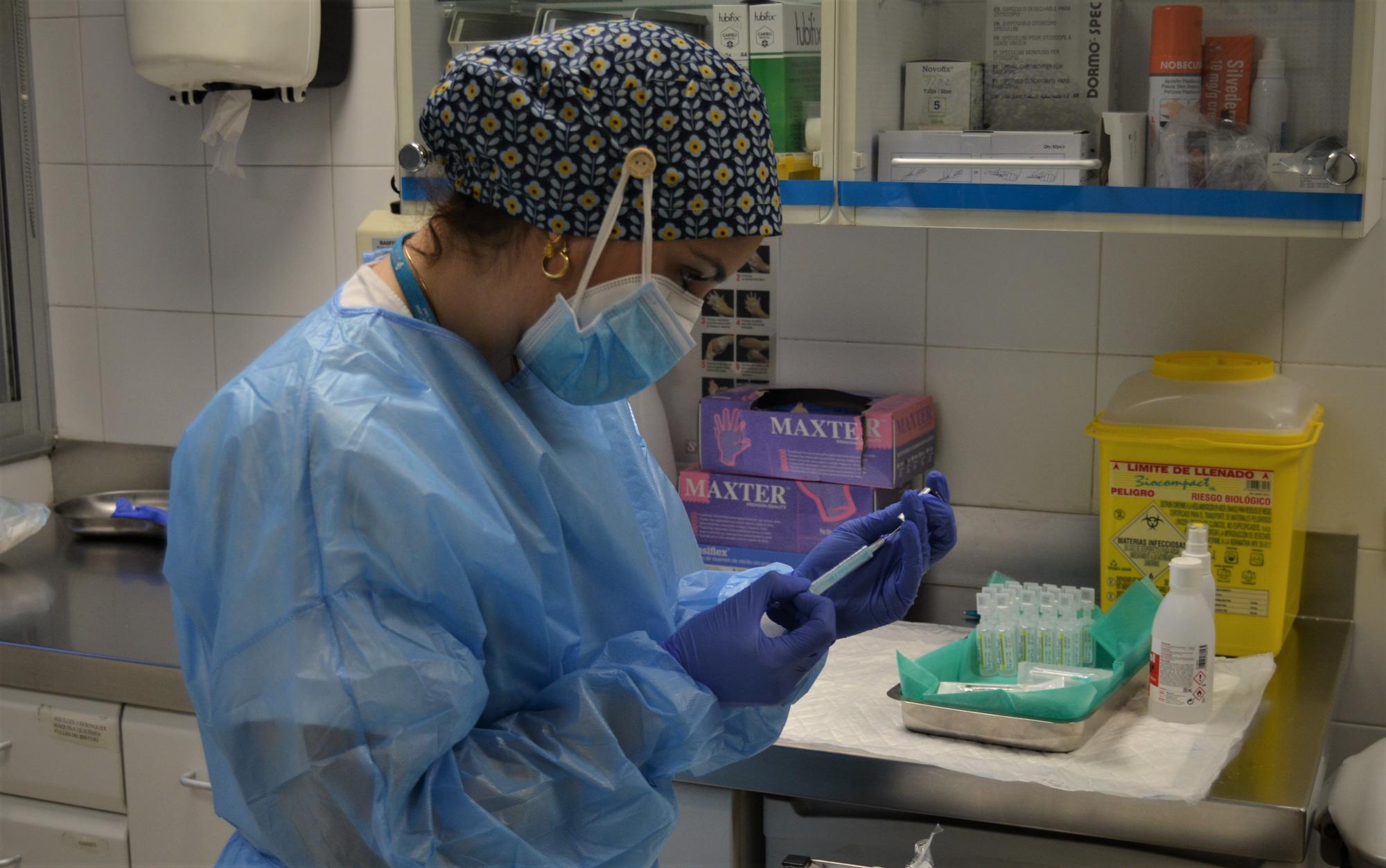 Una enfermera prepara una vacuna contra el covid-19-