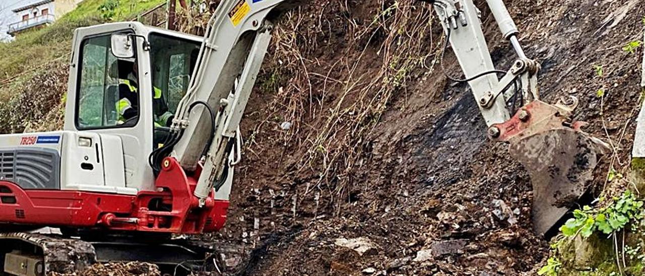 Una excavadora, ayer, trabajando en la zona afectada.