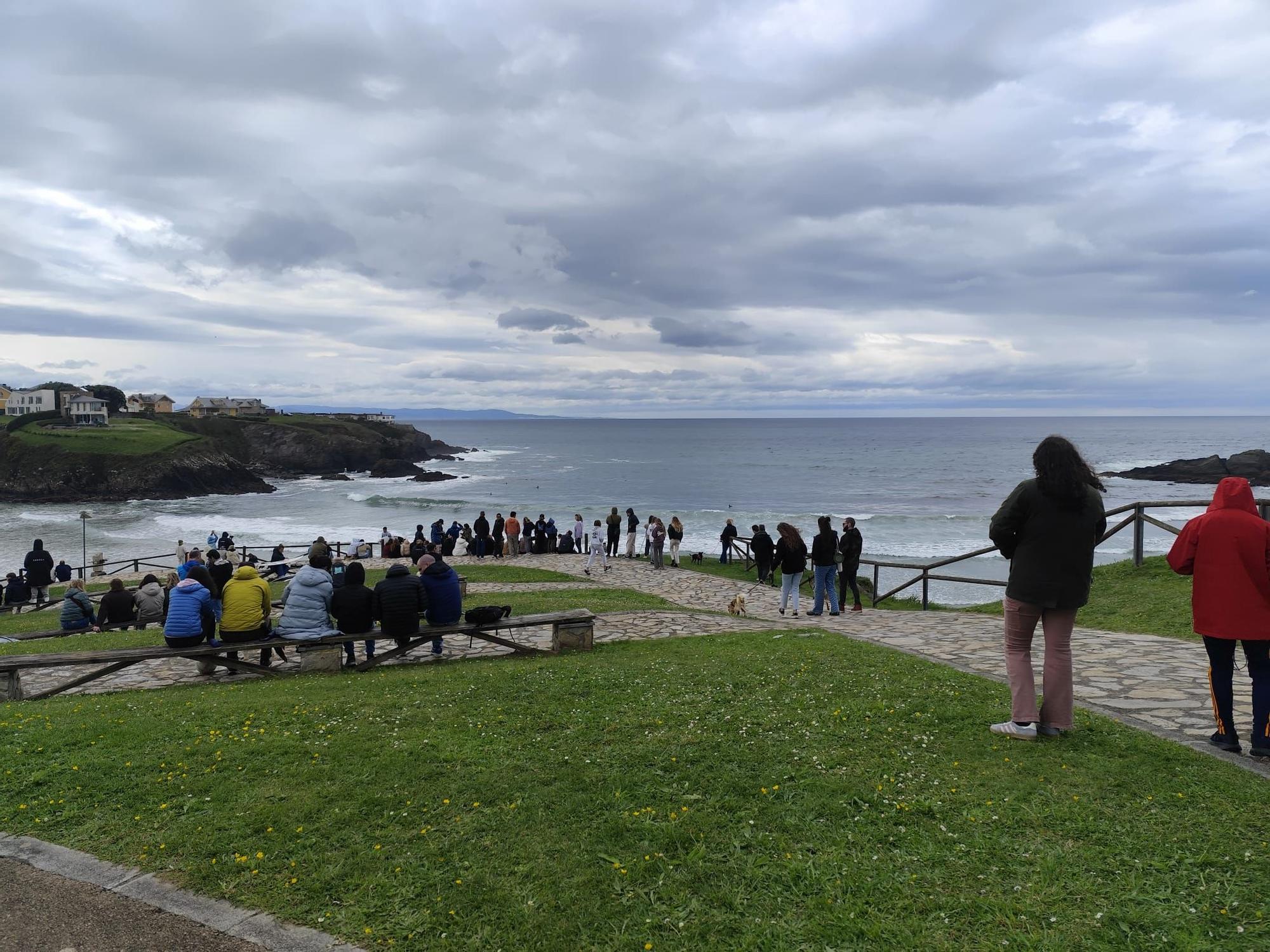 En imágenes: El ambiente surfista toma la playa de Tapia este puente