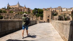 Un hombre, de visita por Toledo con temperaturas sofocantes, el martes pasado.