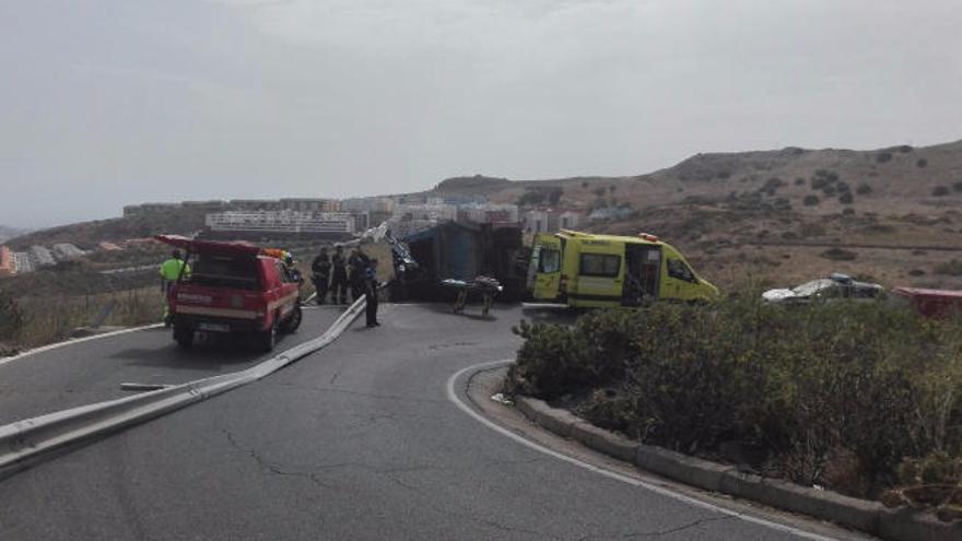 Vuelcan tres vehículos en la capital grancanaria