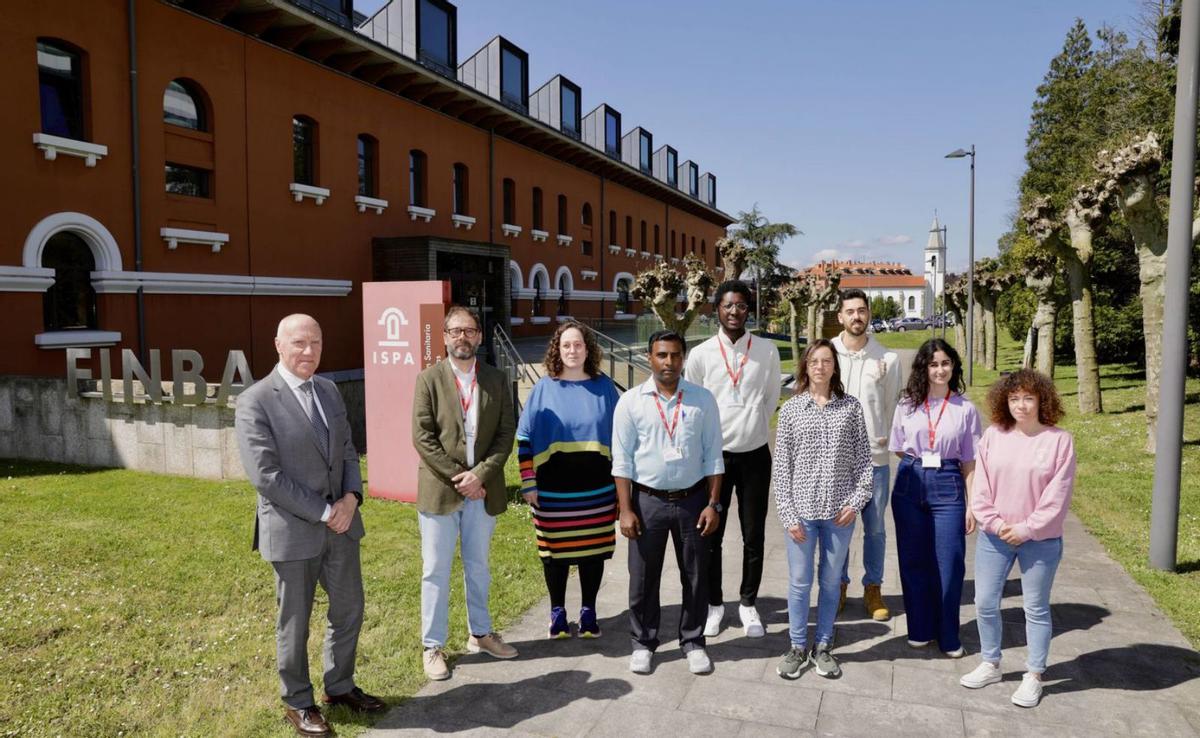 Parte del equipo del área de gestión clínica del Laboratorio de Medicina del HUCA. De pie, detrás, Geli Garrido, Sandra Martínez, Milagros Lozano, Ganesh Mohan, Ángel Bernardo, coordinador de los Laboratorios de Hematología, Juan Gómez de Oña y Fernando Vázquez, director del Laboratorio de Medicina. Delante, Ana Arango, Paloma Lequerica, Cristina Gallo y María Victoria Álvarez, responsable del Laboratorio de Genética. | | JUAN PLAZA