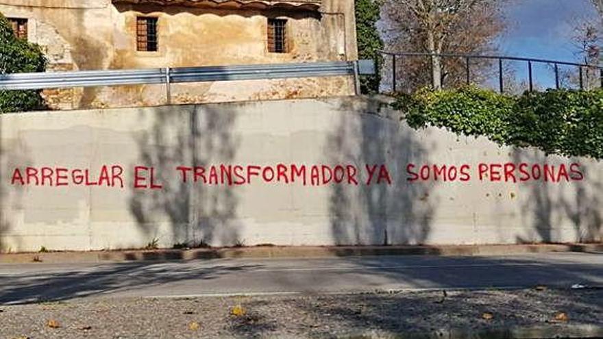 Pintada contra els talls de llum apareguda diumenge davant el tanatori, a Vila-roja.