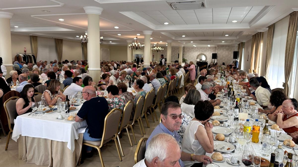 Algunos de los asistentes al almuerzo.