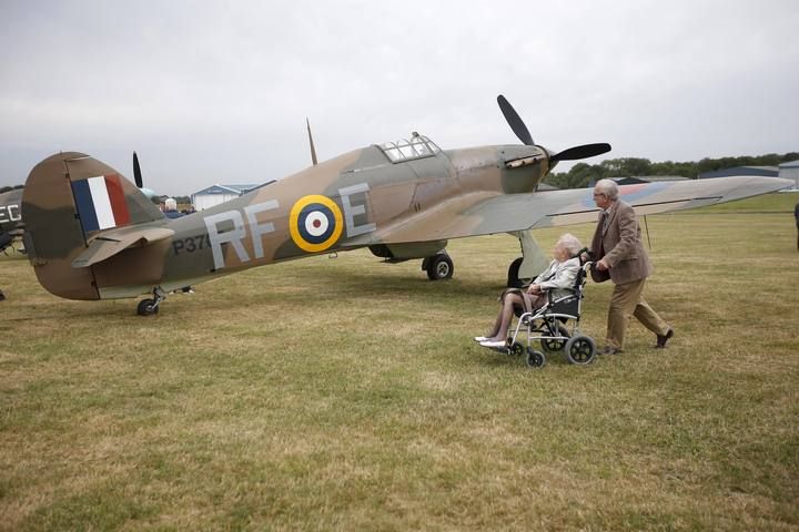 Decenas de aeronaves de la II Guerra Mundial sobrevolaron hoy el sureste de Inglaterra para conmemorar el 75 aniversario de la jornada más intensa en los combates de la larga batalla aérea que libraron en 1940 la Fuerza Aérea Británica (RAF) y la Luf